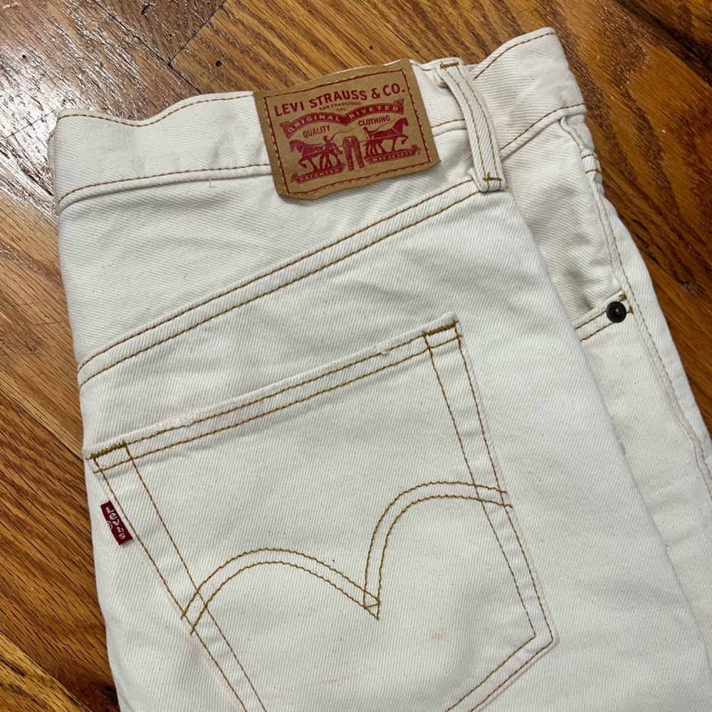 White ribcage ankle straight with distressed knee, size 32
